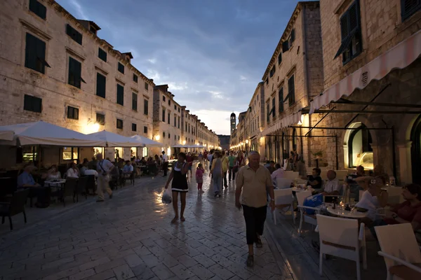 Vecchia strada e caffè di notte a Dubrovnik — Foto Stock