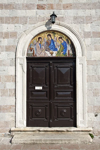 Door and mosaic of Orthodox Church of Holy Trinity in Budva — Stock Photo, Image