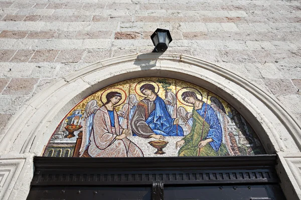 Белфри. Православная церковь Святой Троицы в Будве, Черногория, Eu — стоковое фото