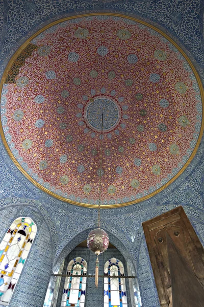 トプカピ宮殿、イスタンブール、トルコのタイル張りの天井 — ストック写真