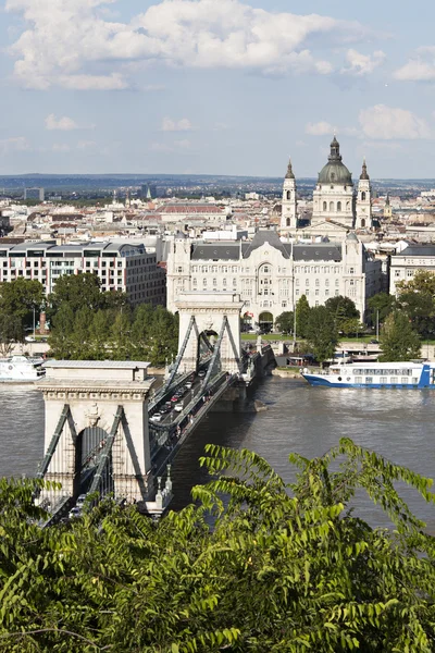 Puente de la Cadena Szechenyi y Palacio Real en Budapest, Hungría —  Fotos de Stock