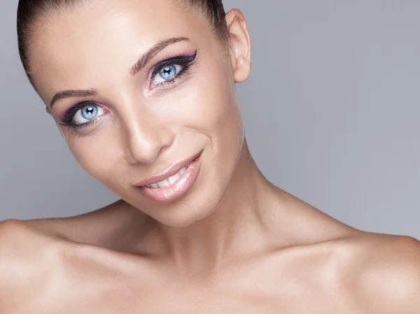 Portret pięknej kobiety brunetka z niebieskimi oczami — Zdjęcie stockowe