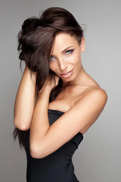 Portrét krásné ženy brunetka s modrýma očima — Stock fotografie
