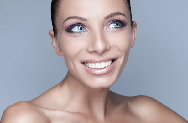 Porträtt av vacker brunett kvinna med blå ögon — Stockfoto