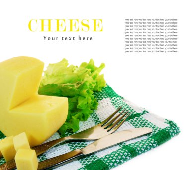 peyniri, yeşillik bir havlu üzerinde.