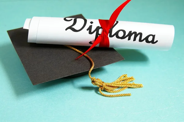 Diploma e tampa de graduação — Fotografia de Stock