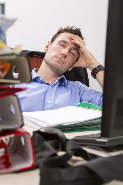 Adormecer no escritório — Fotografia de Stock