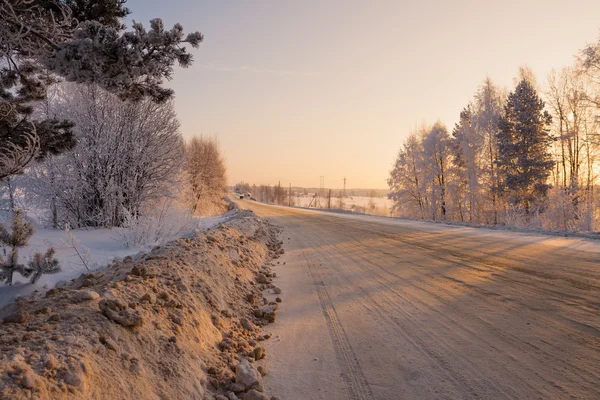 Gezuiverde weg van sneeuw in koude ochtend — Stockfoto