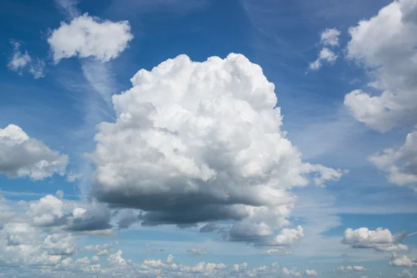 Gökyüzündeki büyük hacimsel bulut — Stok fotoğraf