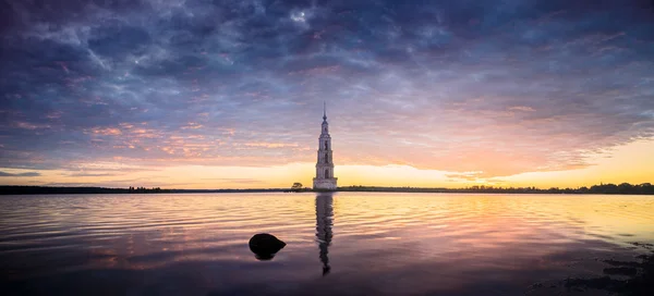 stock image Place for meditation on morning river with flooded Church in Kalayzin