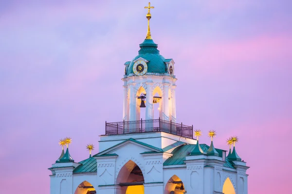 Μεγάλο καμπαναριό με ρολόι το βράδυ στη Ρωσία ορόσημο — Φωτογραφία Αρχείου
