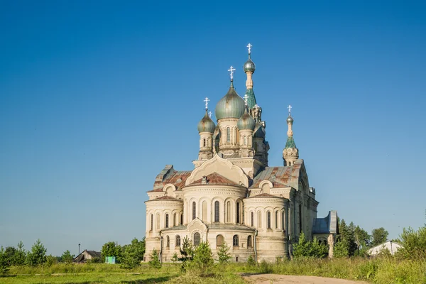 Ehrfürchtige architektonische Kirche am Morgen in Russland — Stockfoto