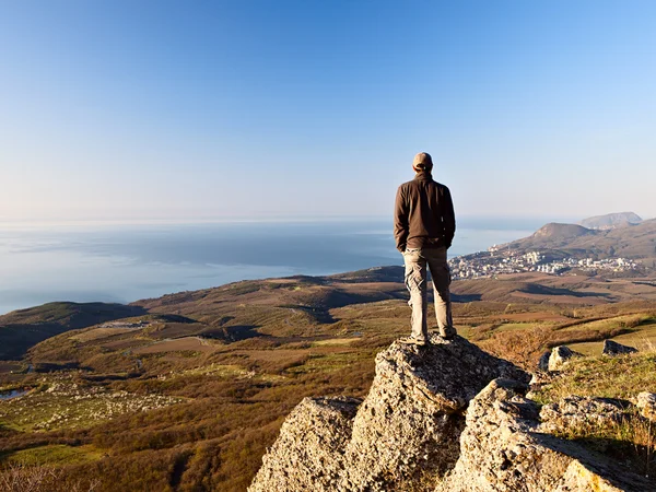 Man on the top of the mountain — Stock Photo, Image