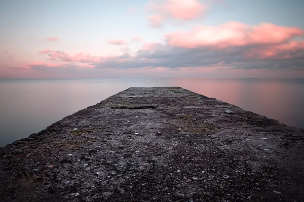 Спокійне море захід сонця з дріб'язковим — стокове фото
