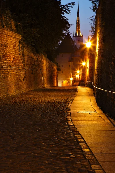 Rua europeia velha à noite — Fotografia de Stock