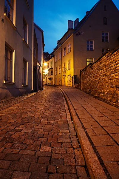 Gamla europeiska gatan på natten — Stockfoto