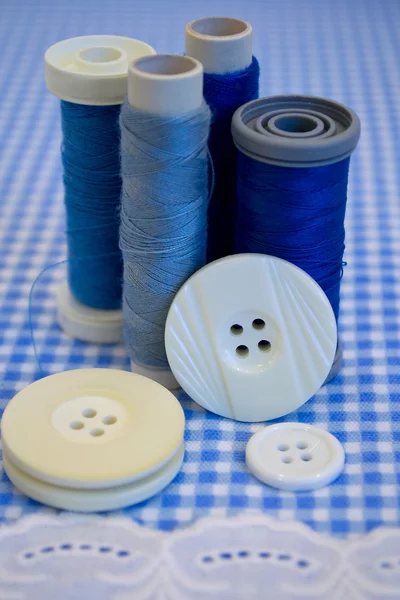 Linha de costura, botões e tecido — Fotografia de Stock