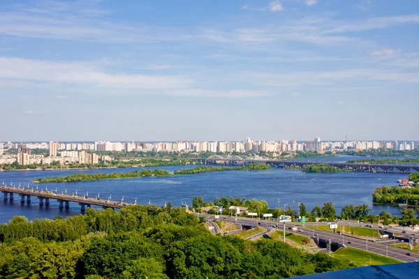 Киев, Украина. Вид на реку Днепр и район Дарница — стоковое фото