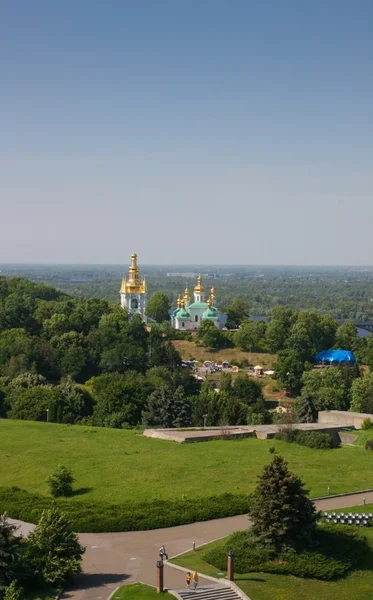 教会在修道院修道院、 河第聂伯河和现代区在基辅，乌克兰的视图 — 图库照片