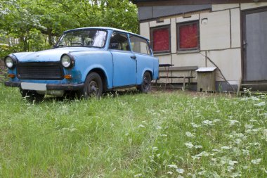 Doğu Alman plastik eski model araba bir bahçede park etmiş.