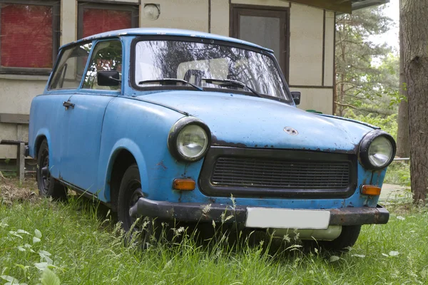 Kelet-német műanyag vintage autó parkolt a kertben — Stock Fotó