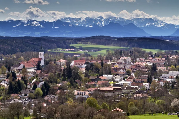 A cidade de Ebersberg, perto de Munique, Alemanha, com vista para os alpes — Fotografia de Stock