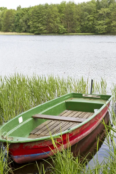 Barca veche pe un lac din Germania de Est — Fotografie, imagine de stoc