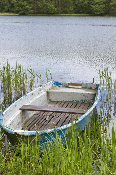 Старая лодка на озере в ГДР — стоковое фото