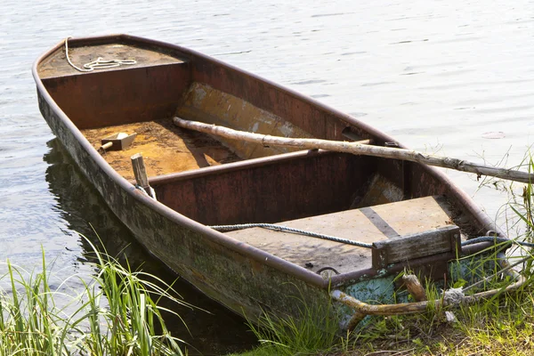 Старая лодка на озере в ГДР — стоковое фото