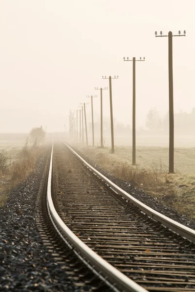 Vasútvonal, a reggeli köd vidéki Bajorországban, Németország — Stock Fotó