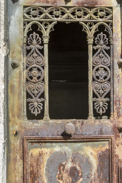 Σκουριασμένο παλιά σιδερένια πόρτα με διακόσμηση — Stockfoto