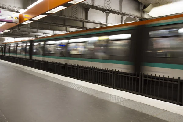 Metropolitana di Parigi con treno — Foto Stock