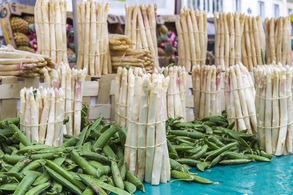 Fresh asparagus on a market stand — Stock Photo, Image