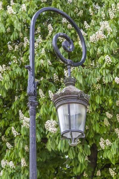 Kovové retro lampy v Paříži, Francie — Stock fotografie