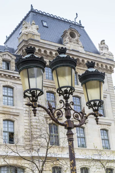 Metalen retro lantaarnpaal in Parijs, Frankrijk — Stockfoto