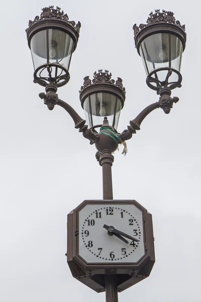 Candeeiro retro metálico com relógio em Paris, França — Fotografia de Stock