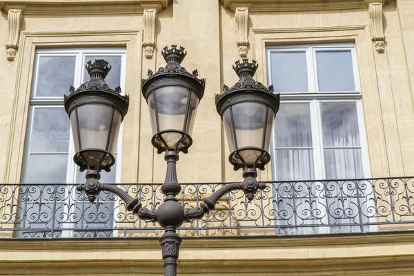 Lámpara retro metálica en París, Francia — Foto de Stock