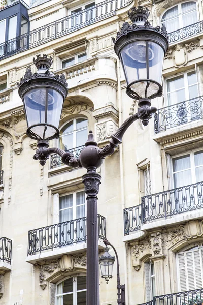 Metalen retro lantaarnpaal in Parijs, Frankrijk — Stockfoto