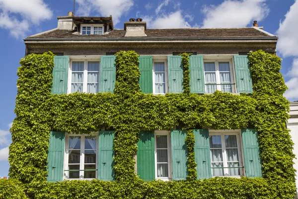 Antigua casa cubierta de hiedra en París, Francia —  Fotos de Stock