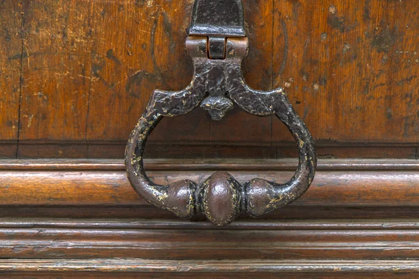 Oude metalen deur handvat en knocker — Stockfoto