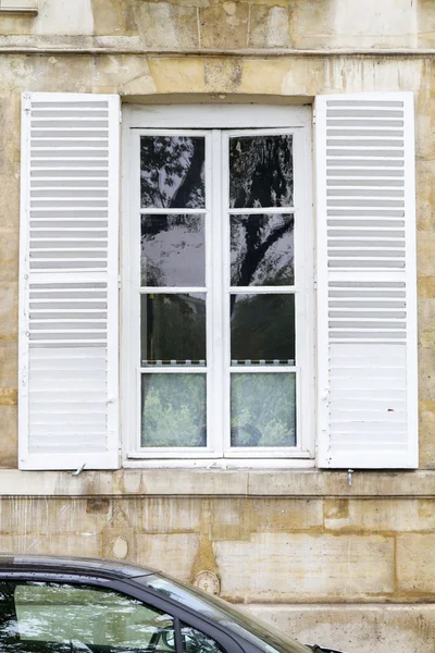 Ventana tradicional con persianas, vista en París, Francia — Foto de Stock