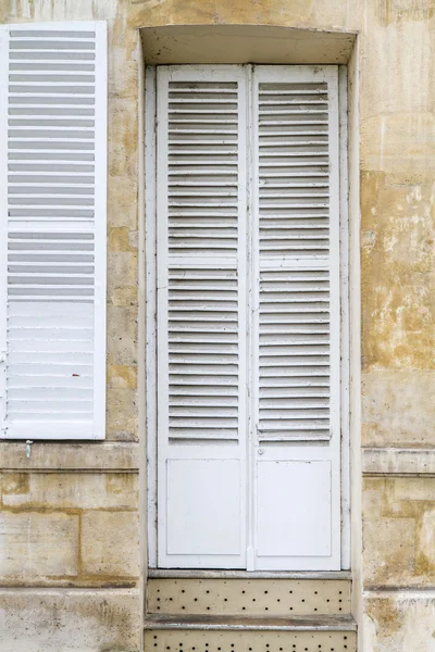 Gamla trä dörr, sett i paris, Frankrike — Stockfoto