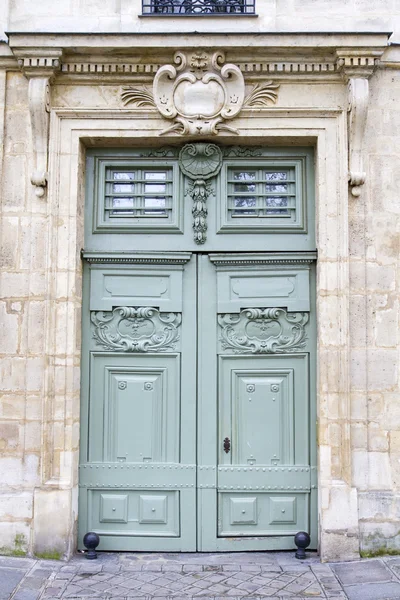ऐतिहासिक लकड़ी का दरवाजा, पेरिस, फ्रांस में देखा गया — स्टॉक फ़ोटो, इमेज