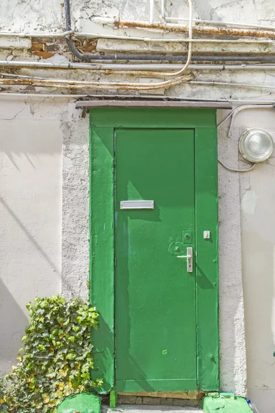 Старая деревянная дверь с электрическими кабелями, видели в Париже, Франция — стоковое фото