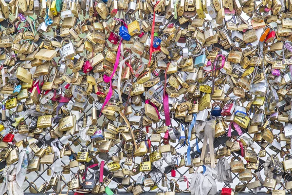 Love Locks в Париже, Франция, представляющая безопасную любовь и романтику — стоковое фото
