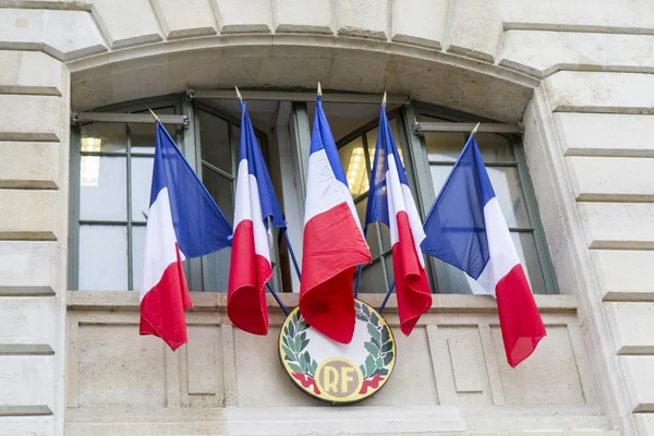 Bandiere francesi con logo RF appeso al muro dell'edificio governativo Immagine Stock