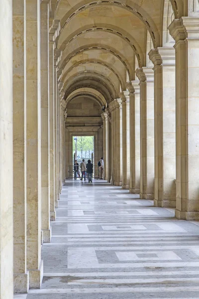 在法国，巴黎的罗浮宫博物馆内的柱廊 — 图库照片