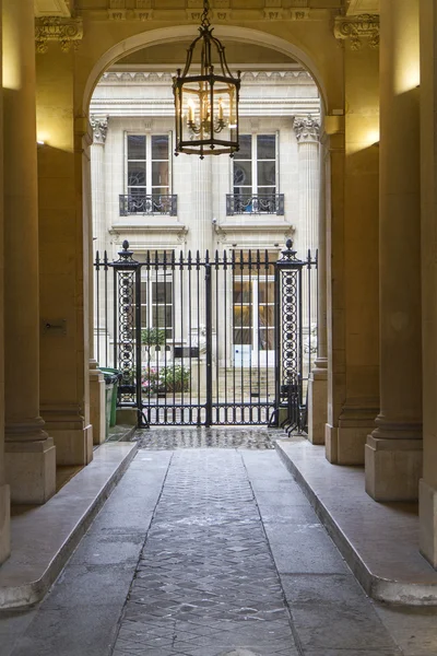 Entrada de um edifício histórico em Paris, França — Fotografia de Stock