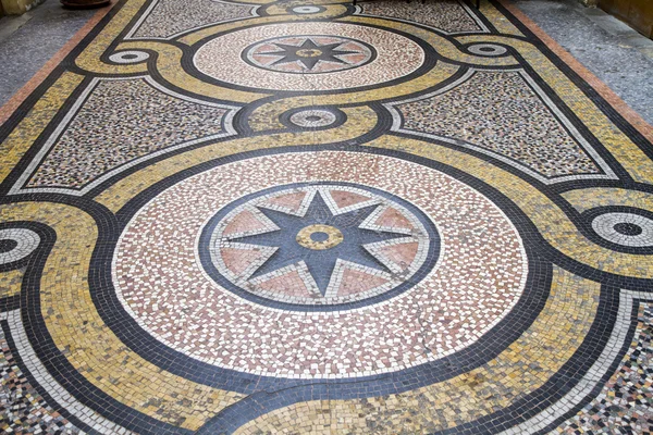 Mozaiková podlaha uvnitř galerie vivienne v Paříži, Francie — Stock fotografie