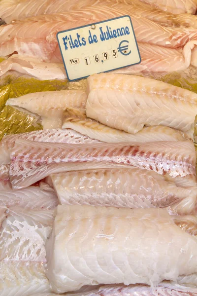 パリ、フランスの市場でディスプレイ上の新鮮な魚 — ストック写真